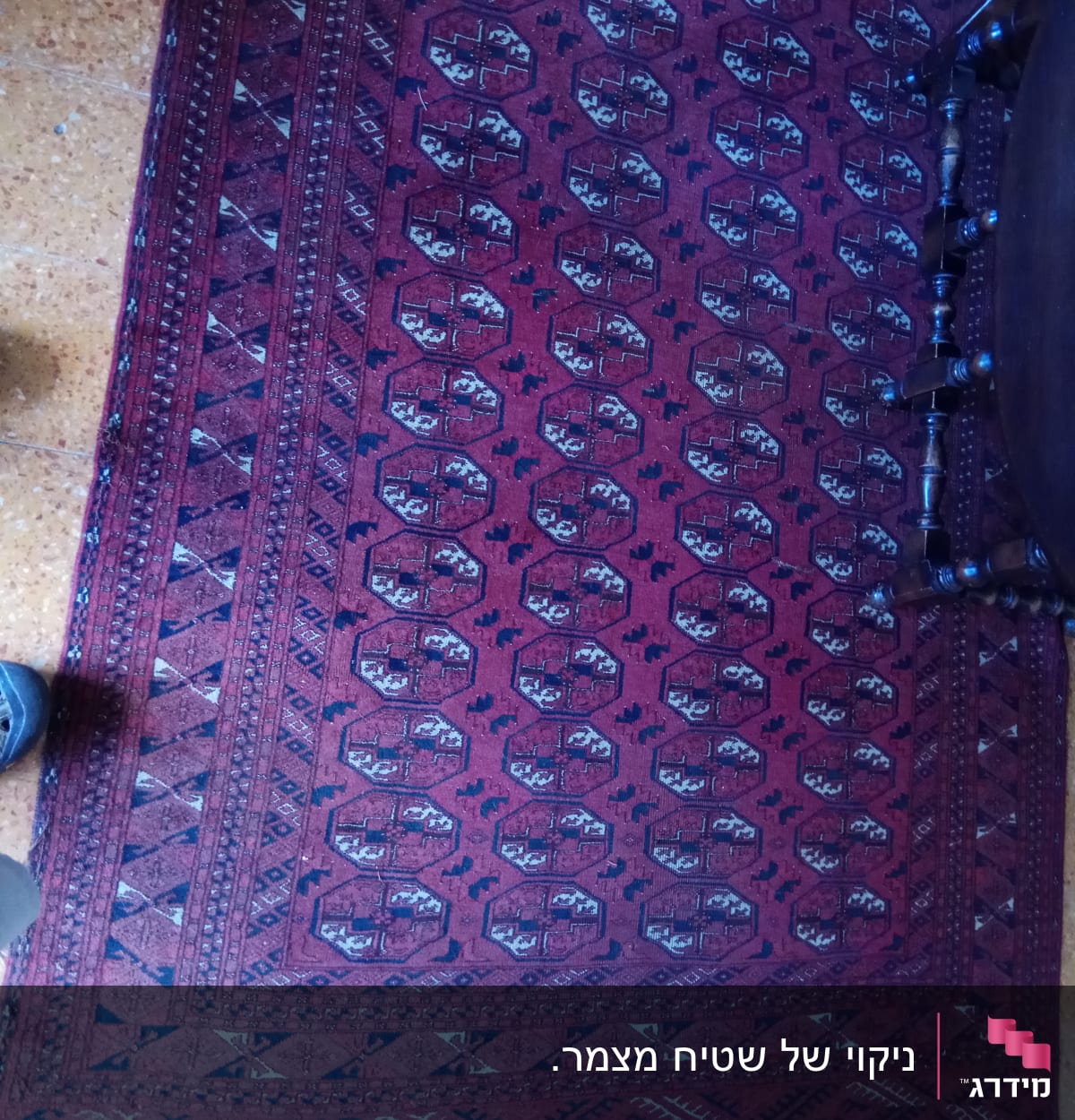 שטיח אדום עם דוגמאות גיאומטריות על רצפה